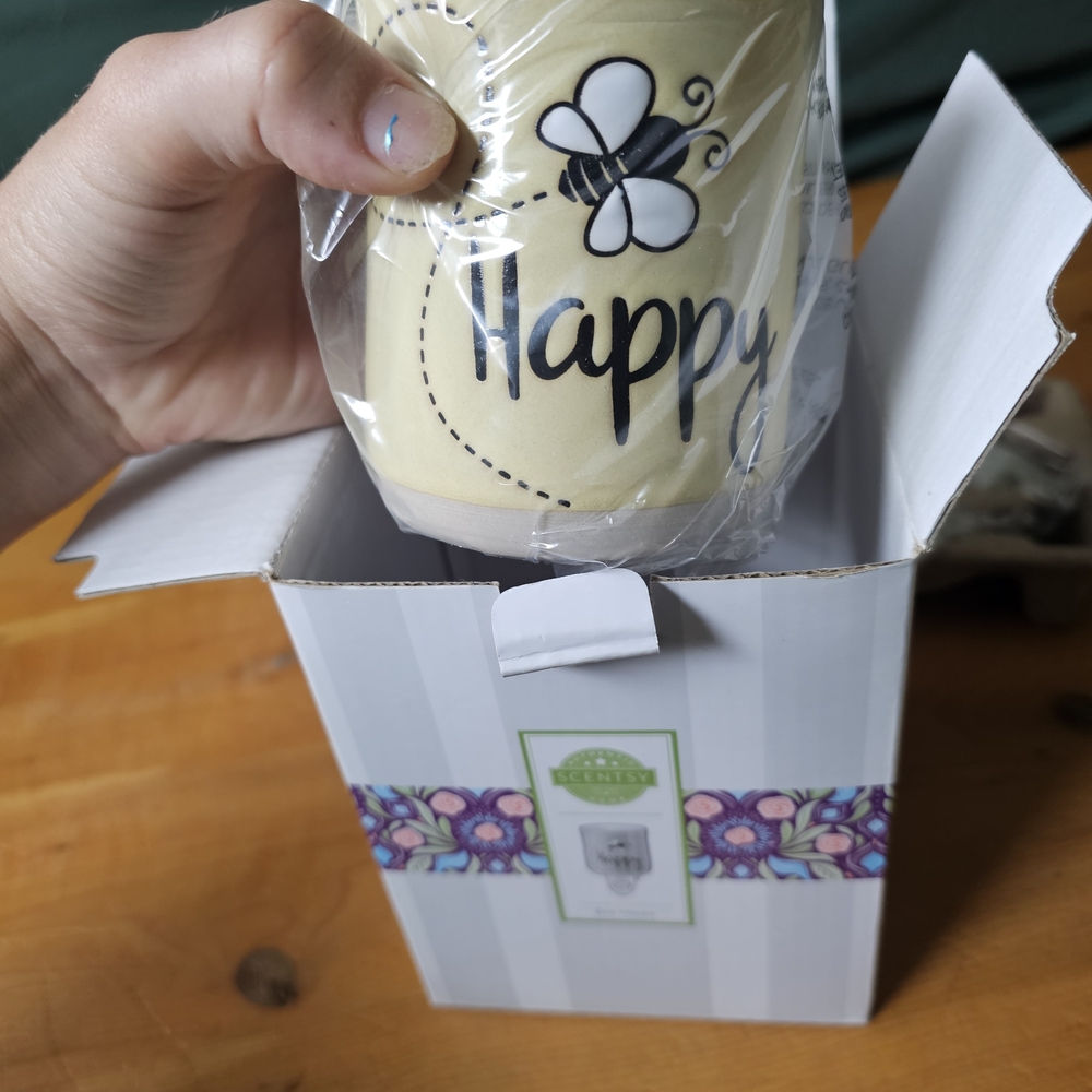 Scentsy Happy Bee Warmer - Cream and Black